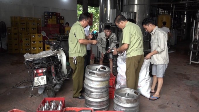 Đội quản lý thị trường số 24 (Cục Quản lý thị trường Hà Nội) tiến hành kiểm đếm tang vật. Ảnh Hà Long.