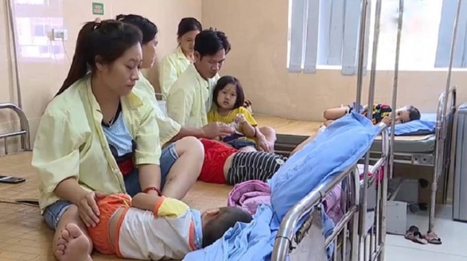 Sau khi dùng bữa trưa ở trường mầm non xã Thụy Liễu (Cẩm Khê, Phú Thọ), 89 trẻ và 1 cô giáo phải nhập viện cấp cứu. Ảnh: P.T