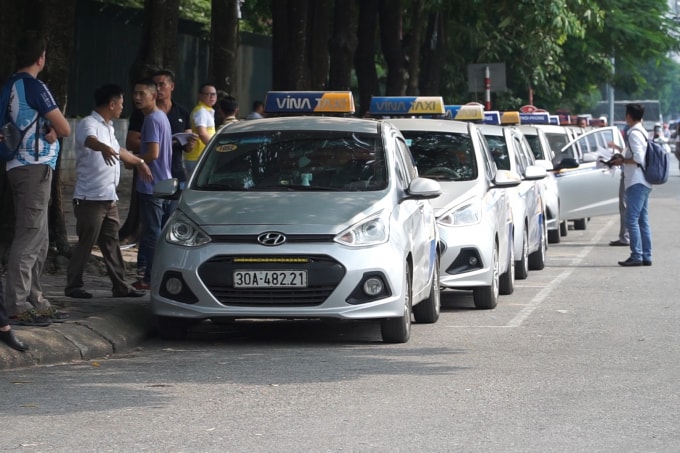 Các tài xế taxi truyền thống cho biết, việc căng băng rôn này để nêu rõ quan điểm của họ về vấn đề gắn hộp đèn với xe hợp đồng điện tử dưới 9 chỗ nhằm đảm bảo môi trường kinh doanh công bằng.