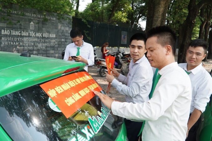 Nhiều tài xế dán khẩu hiệu ủng hộ gắn mào cho xe công nghệ