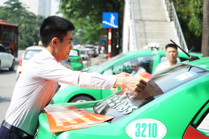 Băng rôn được dán trên xe taxi của hãng Mai Linh