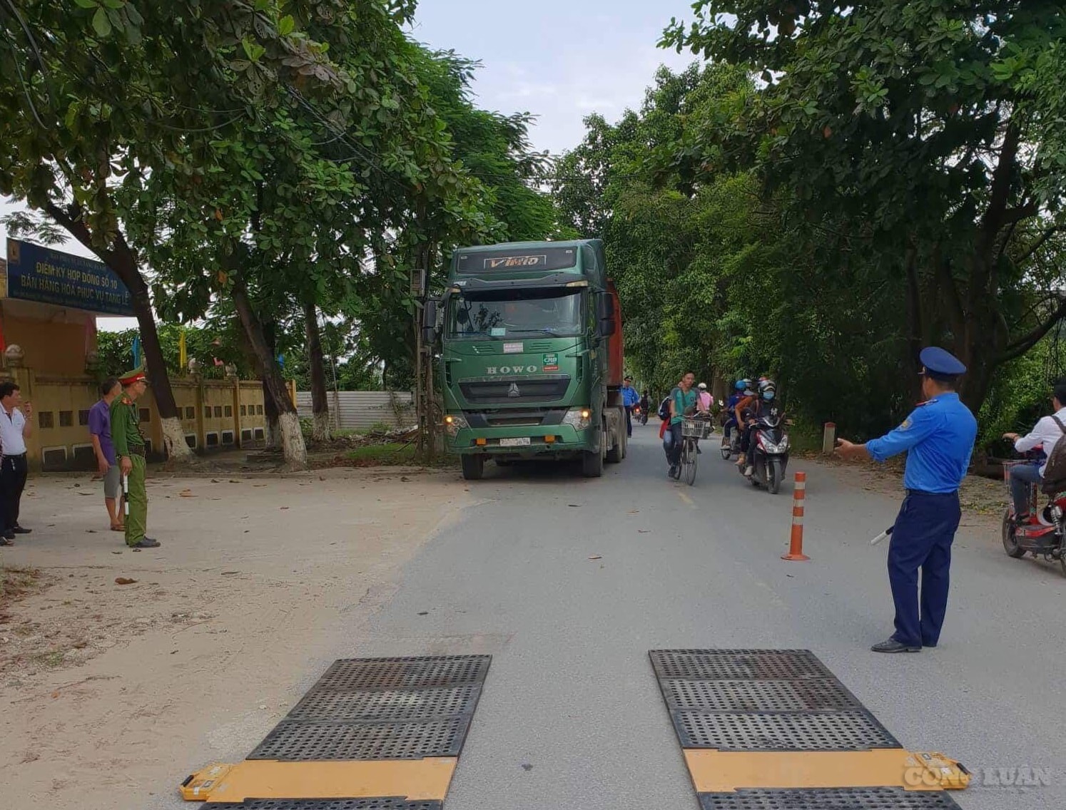 Thanh tra Sở GTVT Hà Nội kiểm tra, xử lý các trường hợp ô tô vận chuyển hàng hóa vi phạm trật tự, an toàn giao thông