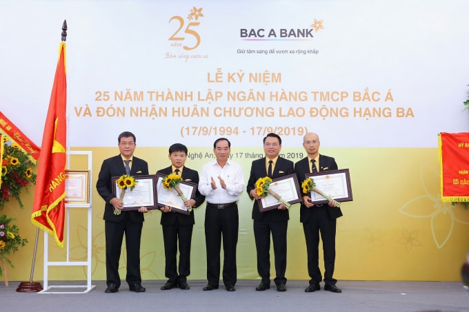 Đồng chí Hoàng Viết Đường, Phó Chủ tịch HĐND tỉnh Nghệ An trao tặng Bằng khen của UBND tỉnh Nghệ An cho những tập thể và cá nhân xuất sắc của Ngân hàng TMCP Bắc Á