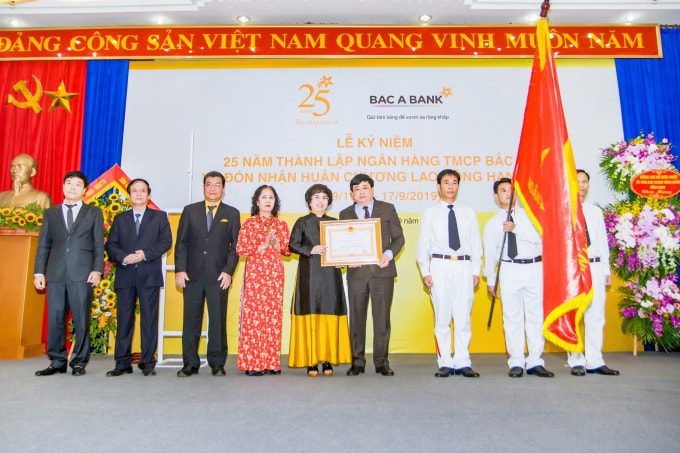 Đồng chí Nguyễn Thế Kỷ, Ủy viên Trung ương Đảng, Tổng Giám đốc Đài Tiếng nói Việt Nam thừa ủy quyền của Chủ tịch nước trao Huân chương Lao động hạng Ba cho BAC A BANK vì đã hoàn thành xuất sắc nhiệm vụ của ngành Ngân hàng