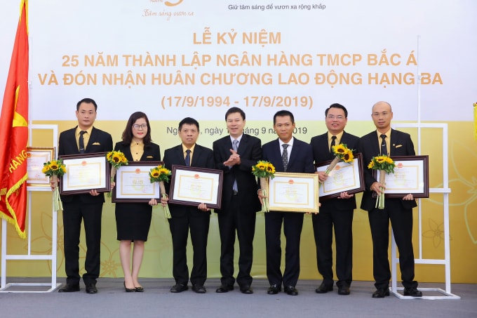 Ông Tạ Quốc Hùng – Vụ trưởng Vụ Thi đua khen thưởng NHNN thừa ủy quyền của Thống đốc NHNN trao tặng Bằng khen cho những tập thể và cá nhân xuất sắc của Ngân hàng TMCP Bắc Á