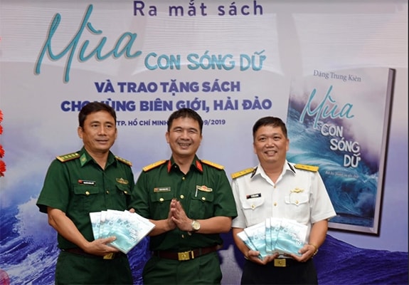 Thiếu tá, nhà báo Đặng Trung Kiên trao tăng sách cho cán bộ hải quân. Ảnh: qdnd.vn