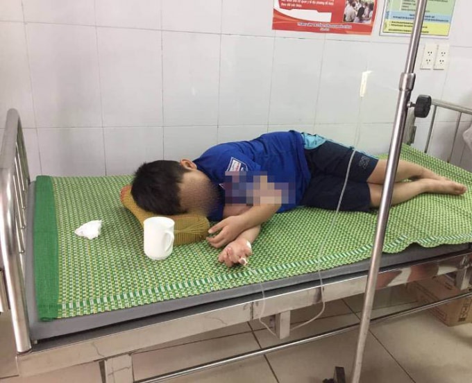 Một học sinh bị ngộ độc được điều trị tại BV. Ảnh: BV