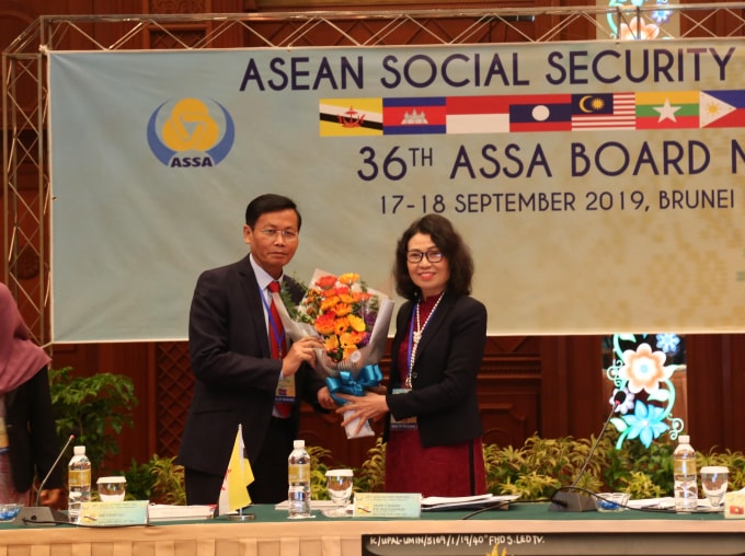 Chủ tịch ASSA nhiệm kỳ 2018-2019, Thứ trưởng, Tổng Giám đốc BHXH Việt Nam Nguyễn Thị Minh chuyển giao chức Chủ tịch ASSA cho đại diện Quỹ tín thác cho người lao động - ETF.