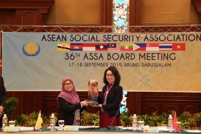 Chủ tịch ASSA nhiệm kỳ 2018-2019, Thứ trưởng, Tổng Giám đốc BHXH Việt Nam Nguyễn Thị Minh tặng hoa chúc mừng Phó Chủ tịch ASSA 2019-2020.