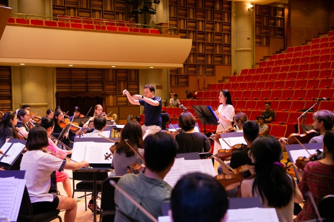 Phạm Thùy Dung tập luyện với Dàn nhạc Giao hưởng Mặt trời chuẩn bị cho live concert Trăng hát.
