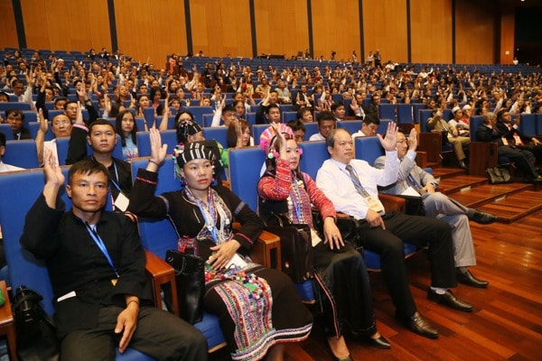 Các đại biểu thông qua chương trình đại hội. Ảnh: ĐĐK