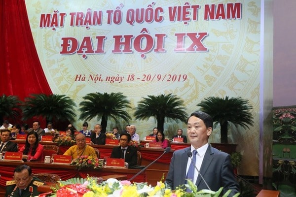 Phó Chủ tịch - Tổng Thư ký Hầu A Lềnh phát biểu tại Đại hội. Ảnh: mattran.org.vn