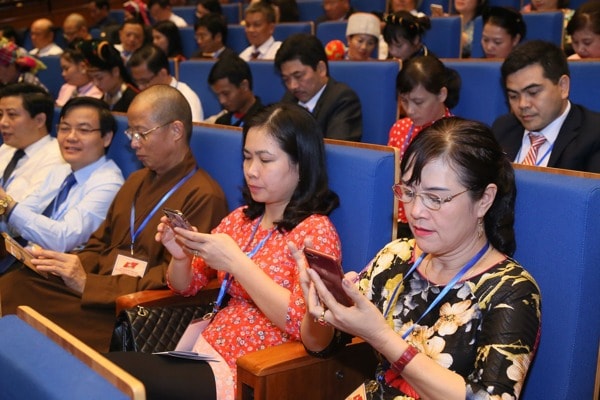 Các đại biểu nhắn tin ủng hộ người nghèo. Ảnh: ĐĐK