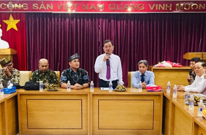 Nhà báo Nguyễn Bé - Phó Chủ tịch Hội Nhà báo Việt Nam phát biểu tại buổi giao lưu, chia sẽ kinh nghiệm với Đoàn nhà báo tỉnh Riau