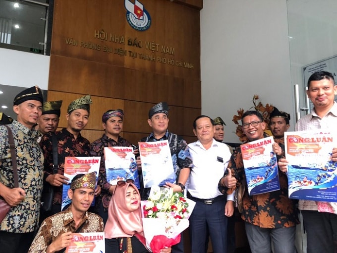Các nhà báo Indonesia rất ấn tượng với tờ báo giấy của Việt Nam