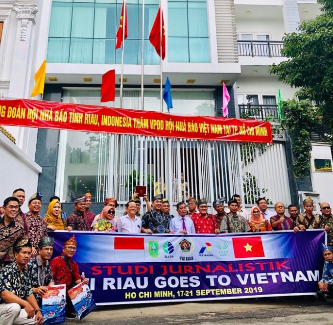 Đoàn nhà báo Riau chụp ảnh lưu niệm tại Văn phòng đại diện Hội nhà báo VN tại TP.HCM