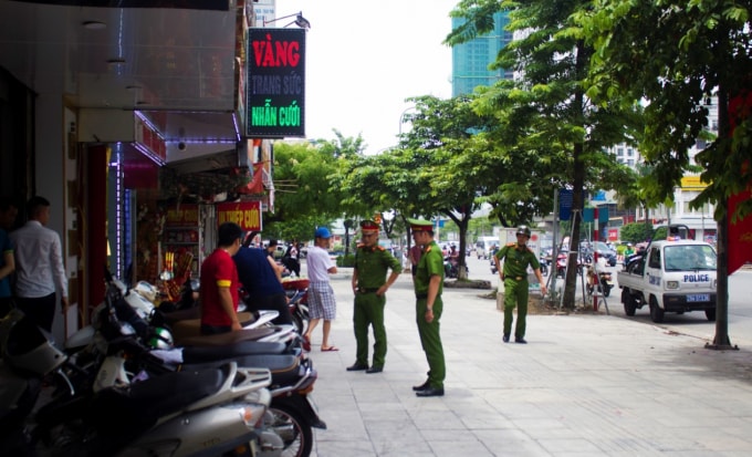 Như thường lệ 7h sáng mỗi ngày, các tổ tuần tra của Công an 11 phường và Đội CSGT - TT, CAQ Thanh Xuân lại bắt đầu công việc tuần tra kiểm soát trên toàn bộ các tuyến đường.