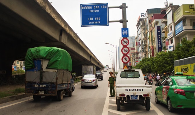 Lực lượng Công an phường chia làm 3 ca, thay phiên nhau chốt chặn tại khu vực đường dẫn lên - xuống đường cao tốc nhằm tuyên truyền, nhắc nhở và xử lý người dân cố tình vi phạm.