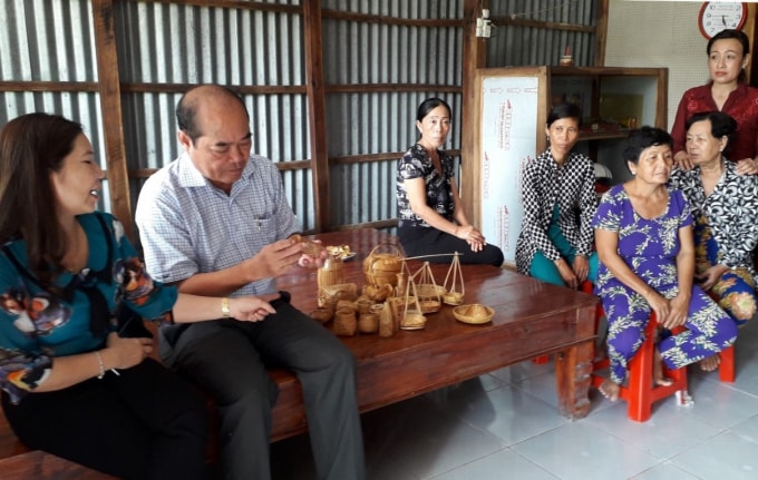 Chủ tịch UBND huyện U Minh Dư Bé Ba tham quan tổ hợp tác đan đác tại xã Nguyễn Phích.