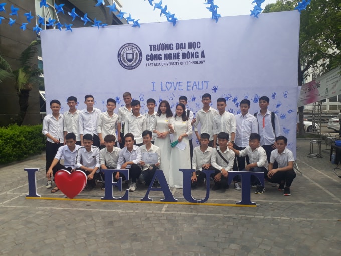 Các tân sinh viên chụp ảnh lưu niệm tại khuôn viên AEUT