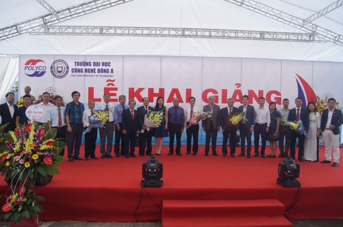 Các thầy cô giáo chụp ảnh lưu niệm với Lãnh đạo các Tập đoàn, doanh nghiệp đang đồng hành cùng AEUT