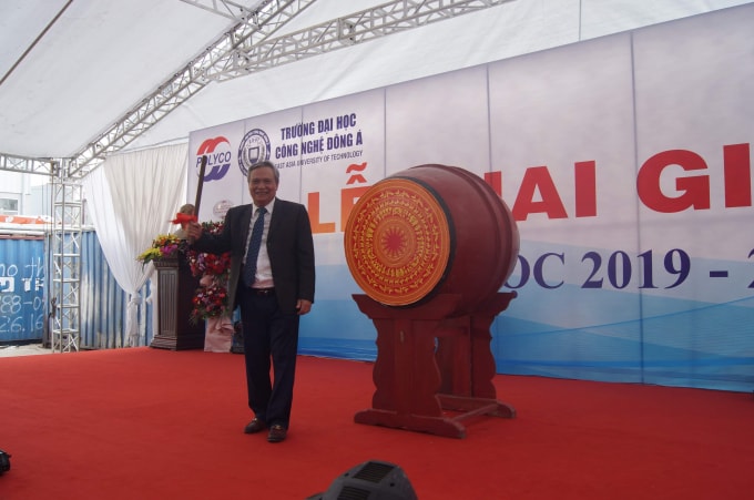 GS. TS Đinh Văn Thuận - Hiệu trưởng AEUT đánh trống khai giảng năm học 2019 - 2020