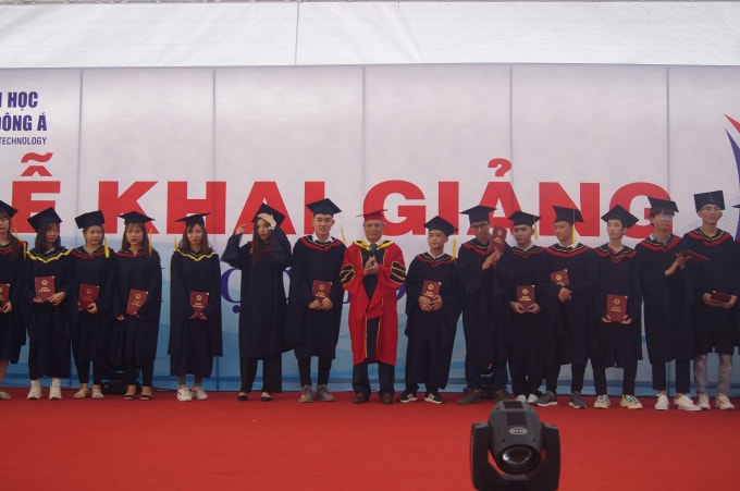 Các em sinh viên vui mừng nhận bằng tốt nghiệp