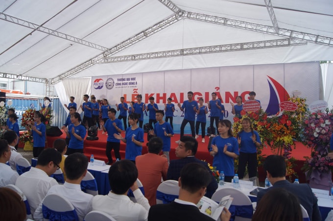 Một tiết mục văn nghệ đặc sắc của sinh viên AEUT