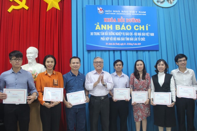 Nhà báo Nguyễn Văn Phú - UVBCH Hội Nhà báo Việt Nam, Tổng Biên tập Báo Đắk Lắk trao Giấy Chứng nhận cho học viên.
