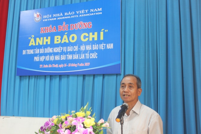 Nhà báo Y Tũin Kmăn - Chủ tịch HNB tỉnh Đắk Lắk phát biểu tổng kết khóa bồi dưỡng