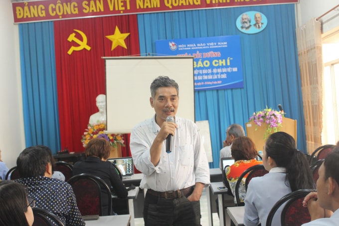 Giảng viên Phạm Hoài Thanh trao đổi với các học viên tại khóa học.