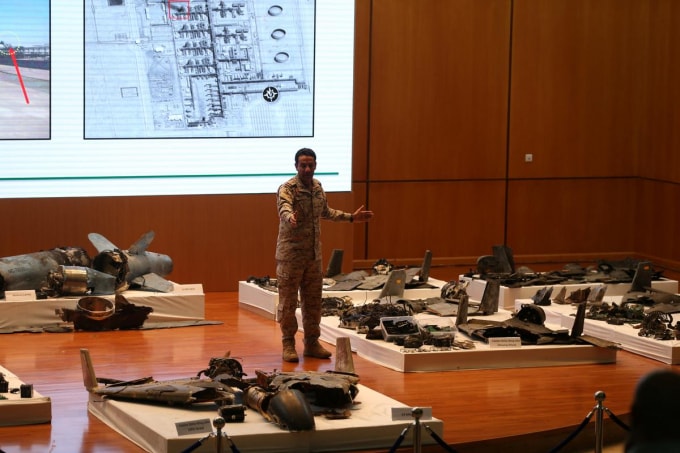 Saudi Arabia trưng bày những mảnh vỡ còn sót lại của các drone và tên lửa được sử dụng trong vụ tấn công nhà máy dầu. Ảnh: Reuters