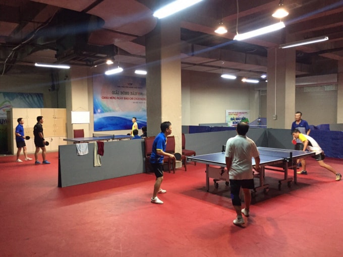 Vào tuần cuối trước khi giải đấu diễn ra, 27 VĐV của Liên Chi hội Nhà báo Đài Truyền hình Việt Nam đến từ Hà Nội, Huế, Đà Nẵng, Cần Thơ đã tập trung tại CLB của Đài và có những buổi tập sôi nổi. Ảnh: PV