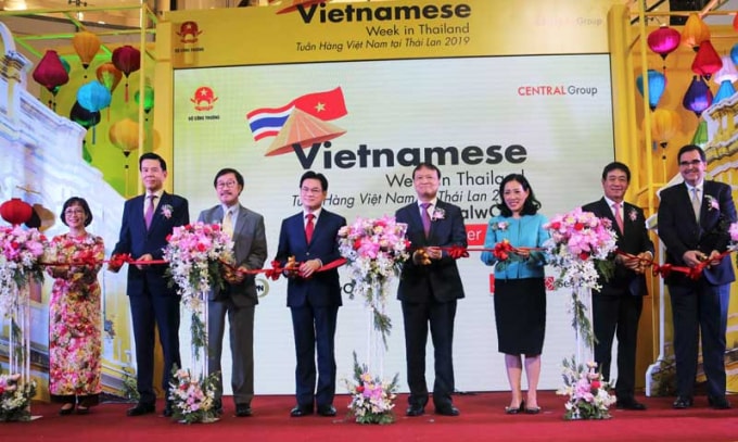 Các đại biểu cắt băng khai mạc Tuần hàng Việt Nam tại Thái Lan 2019. Ảnh: BH