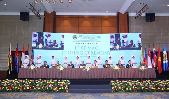 Trưởng đoàn các nước thành viên ASEANAPOL thực hiện Lễ ký Thông cáo chung. Ảnh: CAND