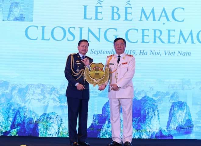 Trung tướng Trần Văn Vệ trao Biểu trưng ASEANAPOL cho Đại tướng Neth Savoeun, Tổng cục trưởng Tổng cục Cảnh sát Quốc gia Campuchia. Ảnh: CAND