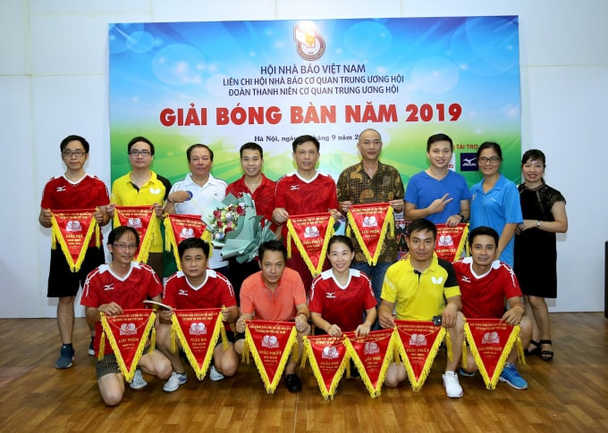 Ban tổ chức trao tặng cờ và hoa cho các vận động viên đạt thứ hạng cao. Ảnh: Sơn Hải.