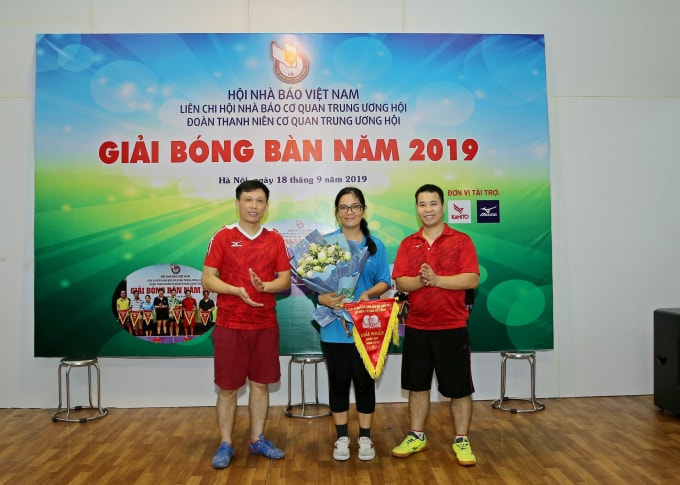 Trao giải vận động viên đạt giải nhất đơn nữ. Ảnh: Sơn Hải