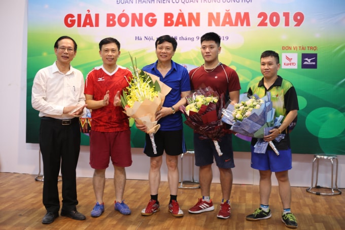 Ban tổ chức tặng hoa cho các vận động viên tham gia thi đấu.