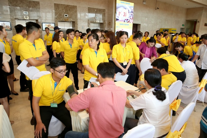 Hội sở Nam A Bank sáng ngày 18/9 đã chào đón hàng trăm CBNV và khách hàng đến tham gia hiến máu.