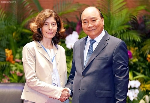 Thủ tướng Nguyễn Xuân Phúc và bà Pinelope Goldberg, Phó Chủ tịch Cao cấp, Chuyên gia kinh tế trưởng của WB. Ảnh: VGP