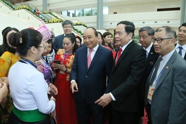 Thủ tướng Nguyễn Xuân Phúc, Chủ tịch MTTQ Việt Nam Trần Thanh Mẫn trò chuyện với đại biểu tham dự Đại hội