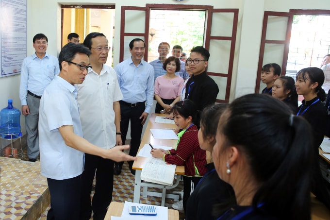 Phó Thủ tướng Vũ Đức Đam đến thăm các em học sinh một lớp học của Trường THPT nội trú tỉnh Lạng Sơn. Ảnh: VGP