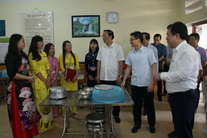 Phó Thủ tướng Vũ Đức Đam thăm bếp ăn của Trường THPT nội trú tỉnh Lạng Sơn. Ảnh: VGP