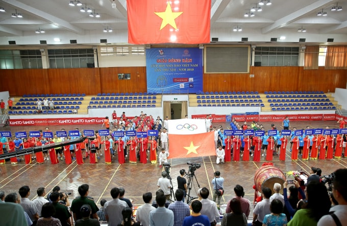 Lễ Khai mạc Giải bóng bàn Cúp HNBVN lần thứ XIII- 2019 chính thức được bắt đầu. Các đại biểu khách mời, vận động viên cùng toàn thể khán giả có mặt tại Nhà thi đấu Trịnh Hoài Đức cùng đứng dậy thực hiện Lễ chào cờ.
