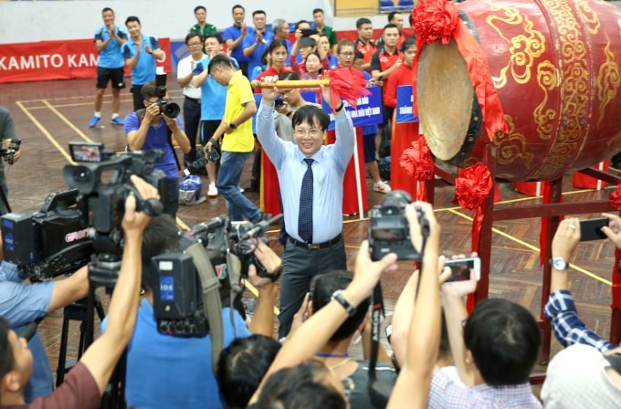 Đồng chí Hồ Quang Lợi, Phó Chủ tịch Thường trực Hội Nhà báo Việt Nam, Trưởng Ban Tổ chức Giải Bóng bàn Cúp Hội Nhà báo Việt Nam lần thứ XIII - năm 2019 chuẩn bị đánh những hồi trống khai mạc Giải đấu.