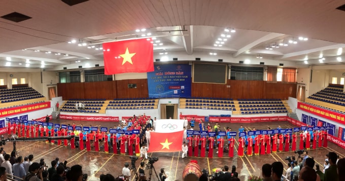 Toàn cảnh Lễ khai mạc Giải bóng bàn Cúp HNBVN lần thứ III- 2019 tại Nhà thi đấu Trịnh Hoài Đức. Giải Bóng bàn Cúp Hội Nhà báo Việt Nam lần thứ XIII năm 2019 cũng là một trong những hoạt động là thiết thực chào mừng 74 năm Cách mạng Tháng Tám và Quốc khánh, hướng tới kỷ niệm 65 năm Ngày giải phóng Thủ đô, chào mừng 20 năm Hà Nội được UNESCO vinh danh là