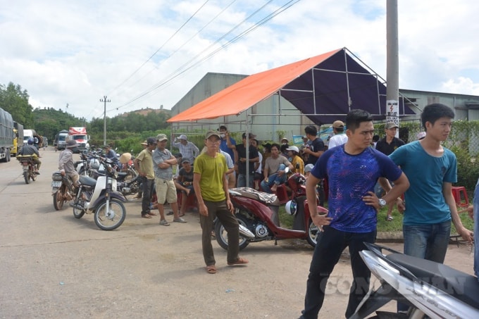 Người dân vẫn tiếp tục bao vây, ngăn cản xe chở nguyên vật liệu vào nhà máy cồn