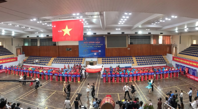 Tiết mục nhảy sôi động do các nghệ sĩ trẻ đến từ Đoàn văn hóa nghệ thuật Thăng Long biểu diễn ngay từ đầu đã đem lại một không khí sôi nổi cho Lễ khai mạc.