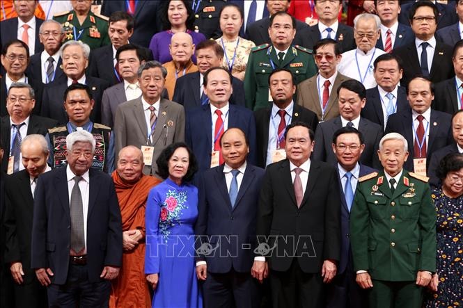 Thủ tướng Nguyễn Xuân Phúc cùng các đồng chí lãnh đạo Đảng, Nhà nước với các Ủy viên Ủy ban Trung ương Mặt trận Tổ quốc Việt Nam khóa IX. Ảnh: TTXVN